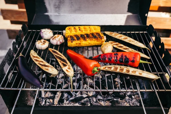 Verduras sazonais de verão grelhadas para churrasco ao ar livre — Fotografia de Stock