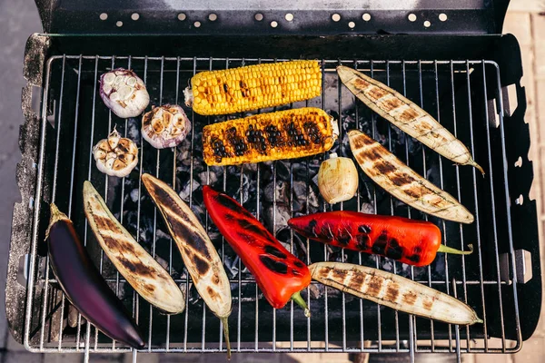 Summer seasonal vegetables cooked outdoors on grill — Stock Photo