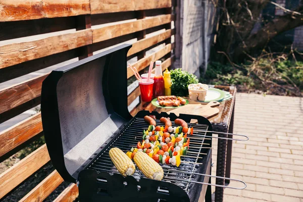 Gemüse und Würstchen der Saison im Freien auf dem Grill zubereitet — Stockfoto