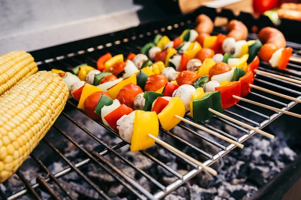 Ковбаси та овочі на шампурах смажені на відкритому барбекю — стокове фото