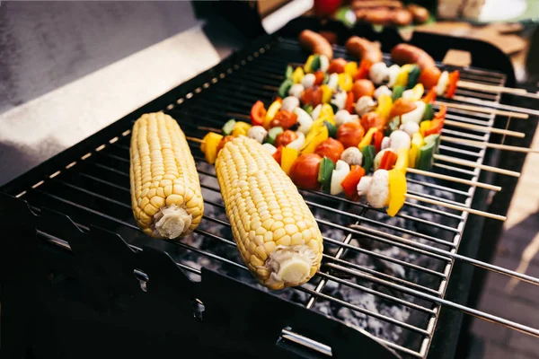 Pannocchie di mais e verdure su spiedini cucinati all'aperto sulla griglia — Foto stock