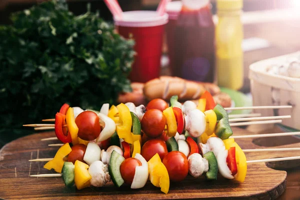 Légumes sur brochettes aux champignons cuits à l'extérieur — Photo de stock