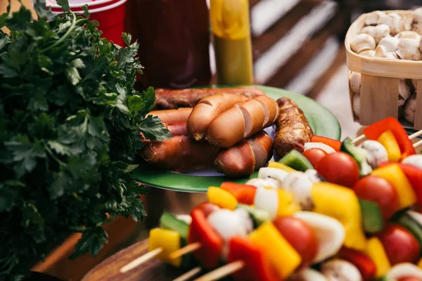 Vista de perto de salsichas e legumes grelhados para churrasco ao ar livre — Fotografia de Stock