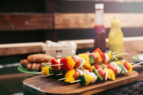 Vista de cerca de verduras con champiñones para barbacoa al aire libre - foto de stock