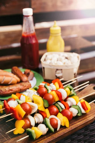 Vue rapprochée des légumes aux champignons servis à l'extérieur sur une table en bois — Photo de stock