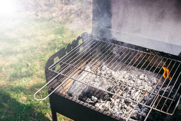 Grill com carvão em chamas pronto para churrasco ao ar livre — Fotografia de Stock