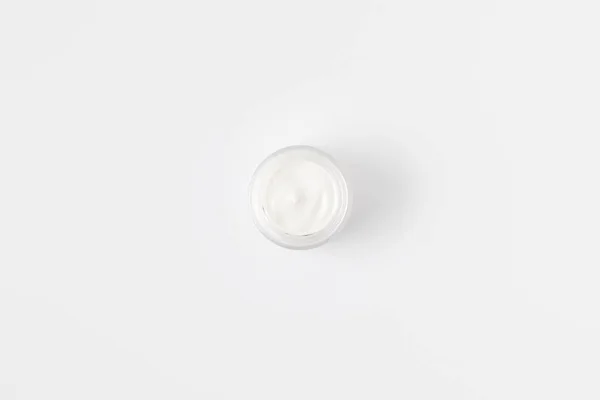 Vue surélevée de la crème biologique en récipient isolé sur fond blanc — Photo de stock