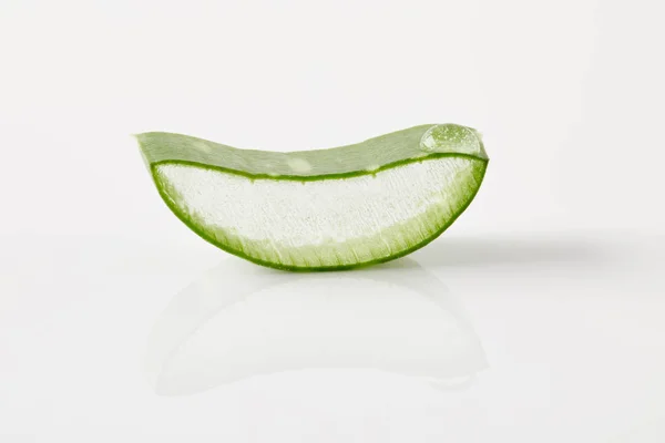 Primer plano de aloe vera rebanada en la superficie blanca - foto de stock