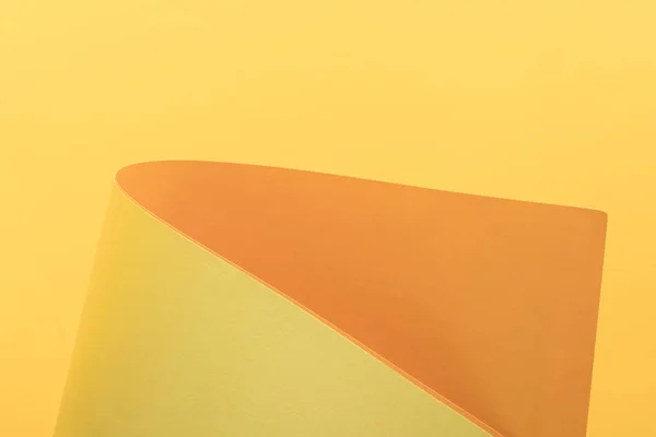 Vista de primer plano del fondo de papel amarillo brillante y naranja - foto de stock