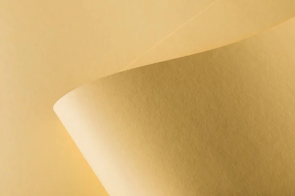 Обзор абстрактного фона желтой бумаги крупным планом — стоковое фото