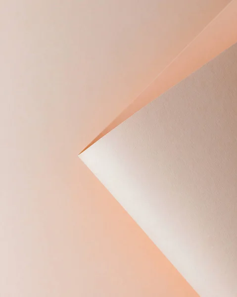 Vista de cerca de la hoja de papel beige tierna, fondo abstracto - foto de stock