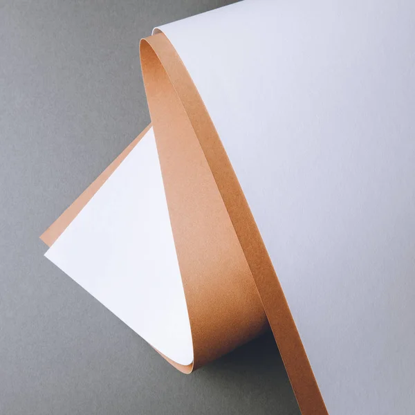 Hojas de papel blanco y marrón vacías sobre fondo creativo gris - foto de stock