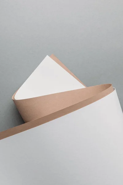 Fogli di carta bianchi e marroni su sfondo grigio — Foto stock