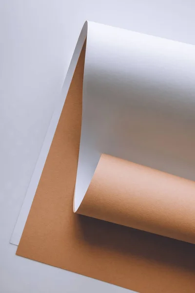 Feuilles de papier blanc et brun vides sur fond gris — Photo de stock