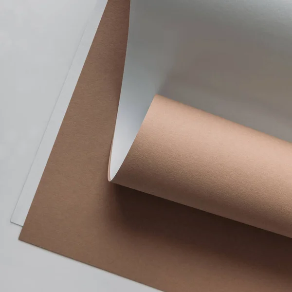 Hojas de papel blanco y marrón sobre fondo gris - foto de stock