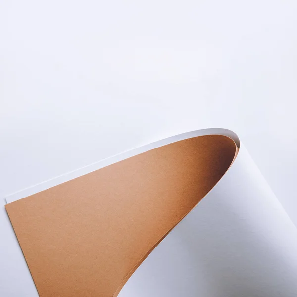 Hojas de papel laminadas en blanco y marrón sobre fondo gris — Stock Photo