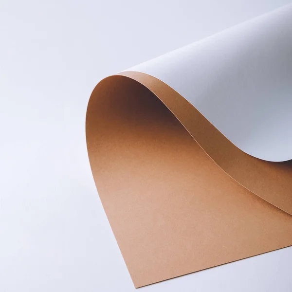 Close-up de folhas de papel branco e marrom sobre fundo cinza — Fotografia de Stock