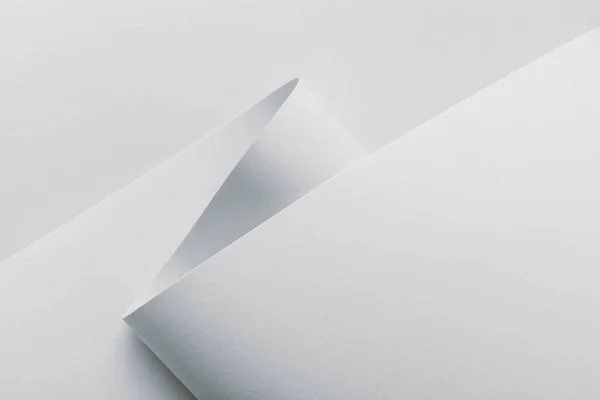 Vue rapprochée du papier laminé blanc sur fond blanc — Photo de stock