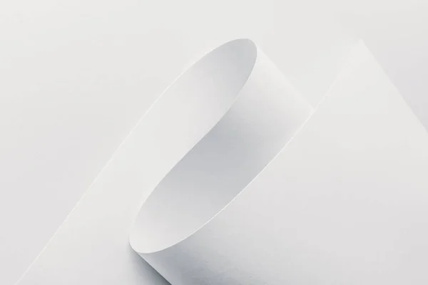 Vista de cerca del papel laminado blanco sobre fondo blanco — Stock Photo