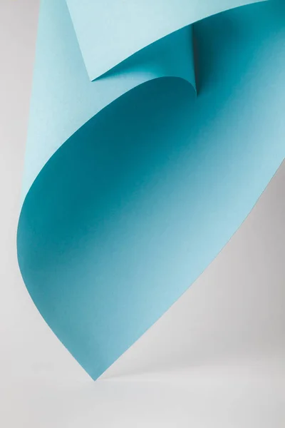 Vista de close-up da folha de papel azul no fundo cinza — Fotografia de Stock