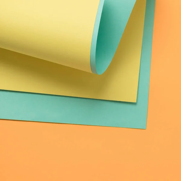 Beau fond créatif avec du papier jaune, vert et orange — Photo de stock