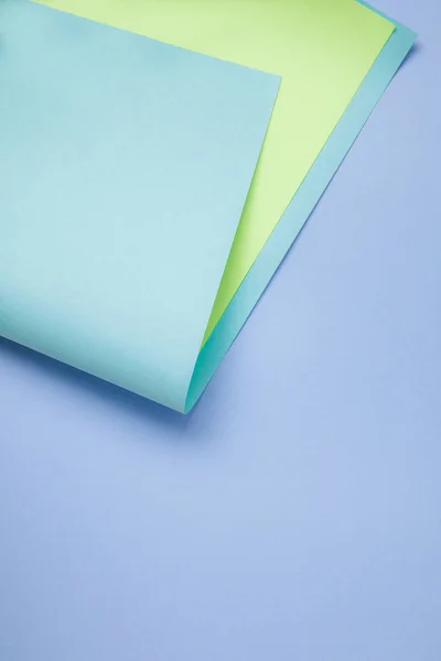 Zarter kreativer Hintergrund mit blauem und grünem Papier — Stockfoto