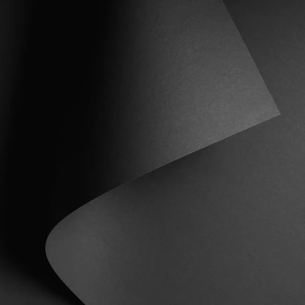 Fond abstrait foncé avec feuille de papier laminé noir — Photo de stock