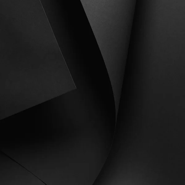 Vue rapprochée de la feuille de papier sombre et du fond noir — Photo de stock