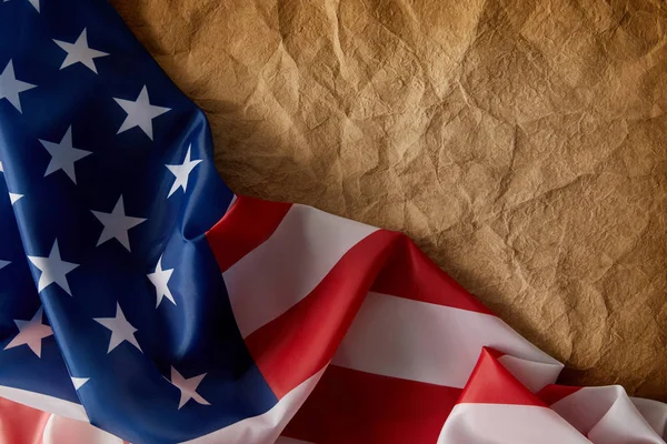 Vista superior de la bandera americana y el papel arrugado vintage - foto de stock