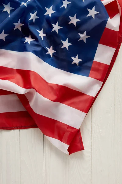 Vue surélevée du drapeau des États-Unis sur une surface en bois blanc — Photo de stock