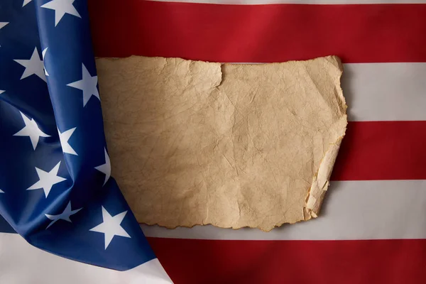 Вид зверху пусті vintage м'ята папір на американський прапор — стокове фото