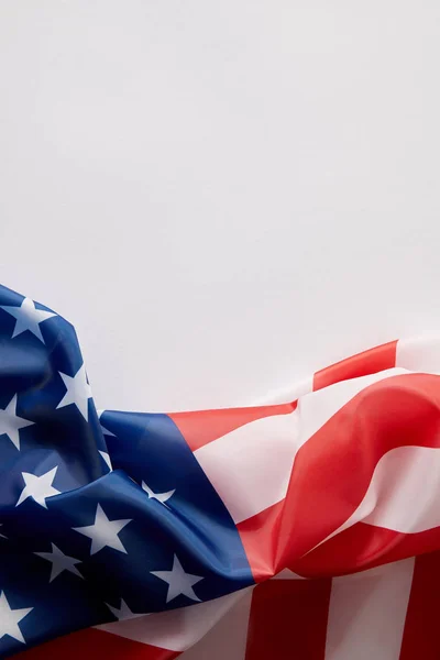 Draufsicht auf die Flagge der Vereinigten Staaten von Amerika auf weißer Oberfläche — Stockfoto