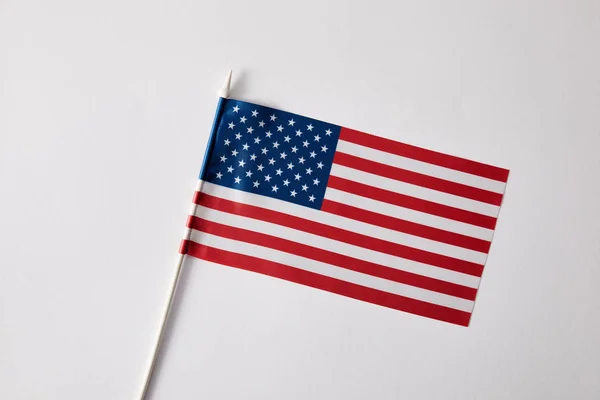 Vista close-up dos estados unidos do mastro da bandeira americana na superfície branca — Fotografia de Stock