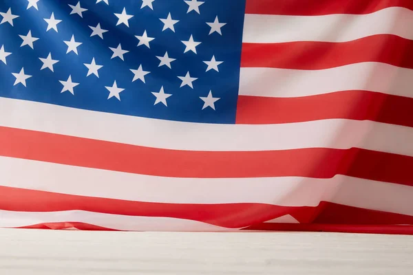Вид зверху на об'єднані держави прапора Америки на білій поверхні — Stock Photo