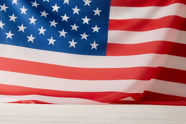 Vista superior dos estados unidos da bandeira da América na superfície branca — Fotografia de Stock