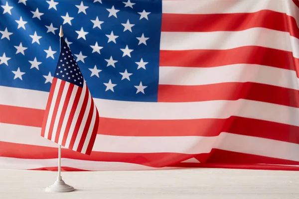Vista de primer plano de los Estados Unidos de América asta de la bandera y la bandera - foto de stock