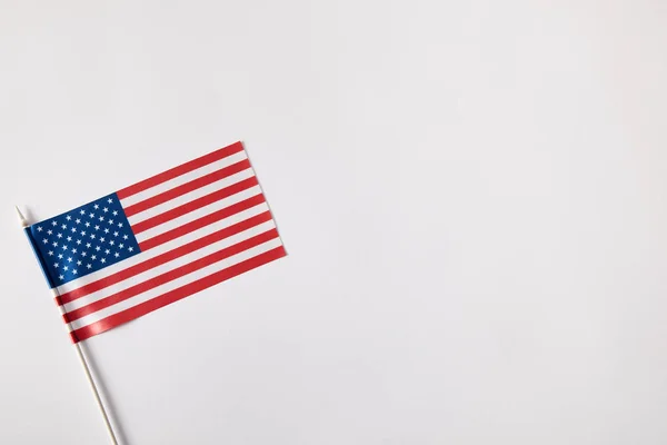 Vista superior de los estados unidos del asta de la bandera de América en la superficie blanca - foto de stock