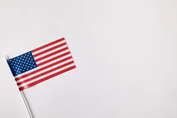 Vista superior dos estados unidos da américa flagpole na superfície branca — Fotografia de Stock