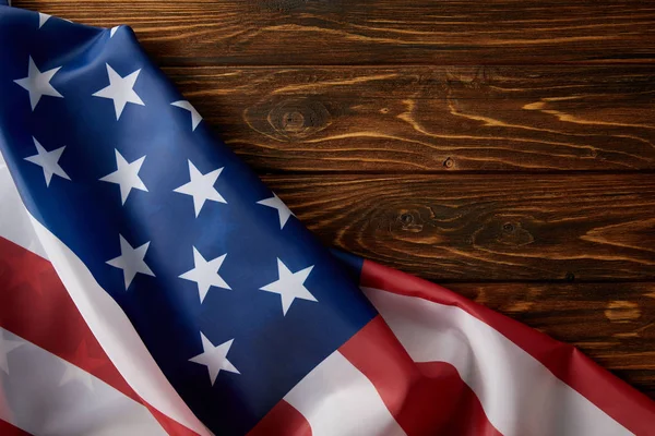Teilansicht der Flagge der Vereinigten Staaten von Amerika auf Holzoberfläche — Stockfoto