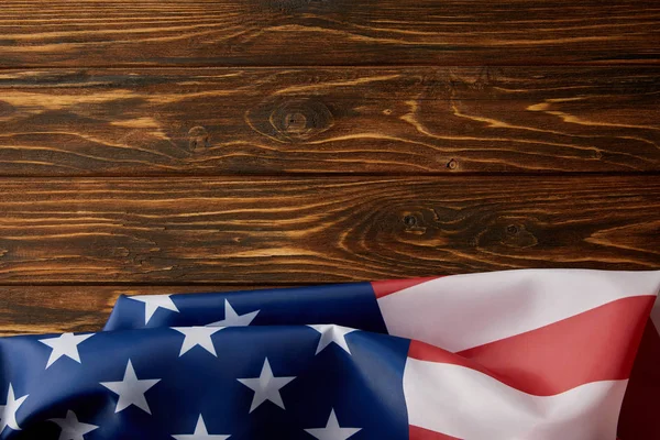 Vue de dessus du drapeau des Etats-Unis sur la surface en bois — Photo de stock