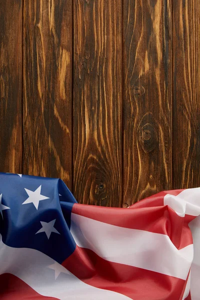 Vista elevada de los estados unidos de bandera de América en la superficie de madera - foto de stock