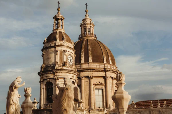 CATANIE, ITALIE - 3 OCTOBRE 2019 : Mise au point sélective de la cathédrale Sainte-Agathe en Sicile — Photo de stock