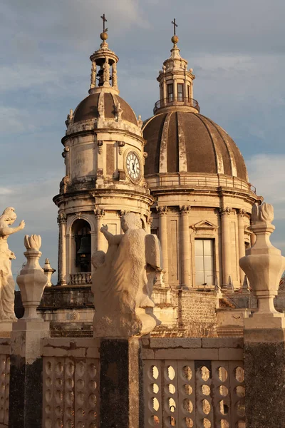 CATANIA, ITALIA - 3 DE OCTUBRE DE 2019: enfoque selectivo de la antigua catedral de Santa Ágata en Sicilia - foto de stock