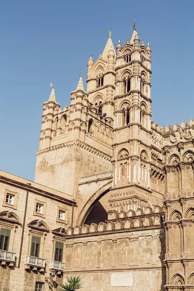 PALERMO, ITALIA - 3 DE OCTUBRE DE 2019: vista en ángulo bajo de la catedral de Palermo contra el cielo azul - foto de stock