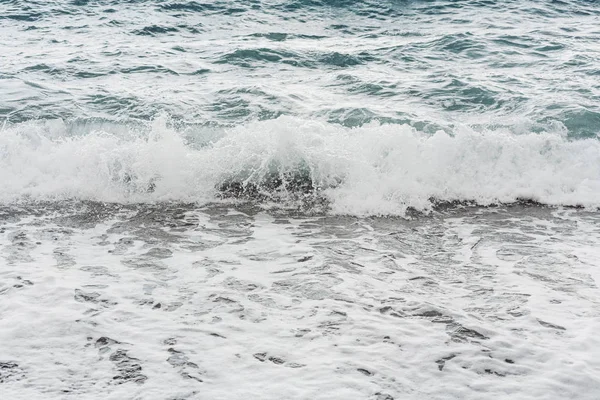 Vagues éclaboussent sur le rivage en été — Photo de stock