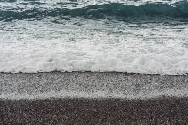 Vagues de mer éclaboussent sur la plage de sable en été — Photo de stock