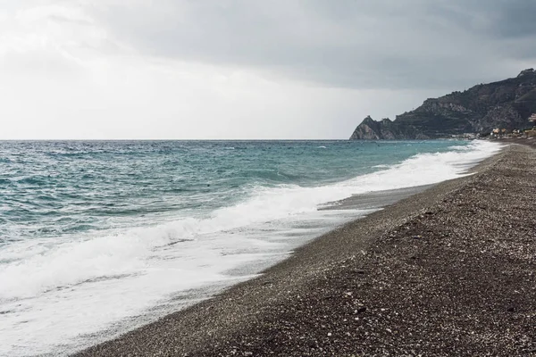 Waves splash of sea on sandy beach in coastline — Stock Photo