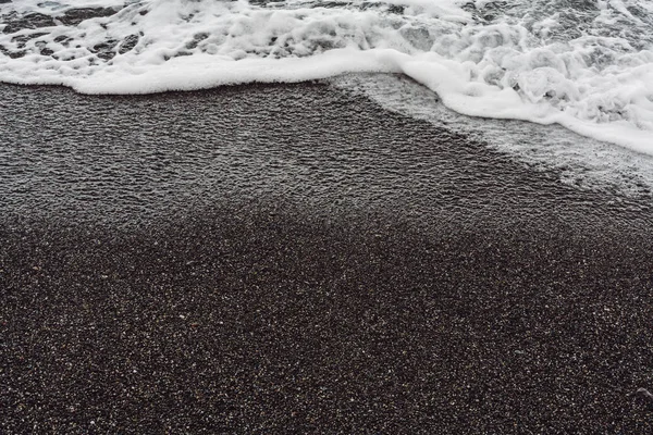 Espuma de mar branco na praia de areia molhada — Fotografia de Stock