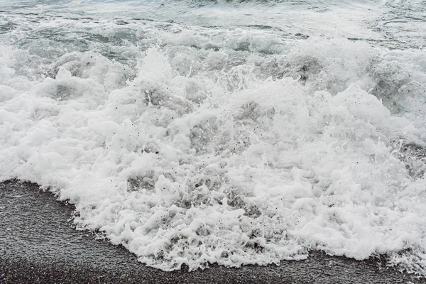 Espuma de mar branco na praia arenosa — Fotografia de Stock