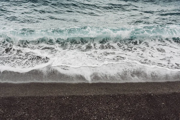 Ondas do mar com espuma branca na praia na costa — Fotografia de Stock